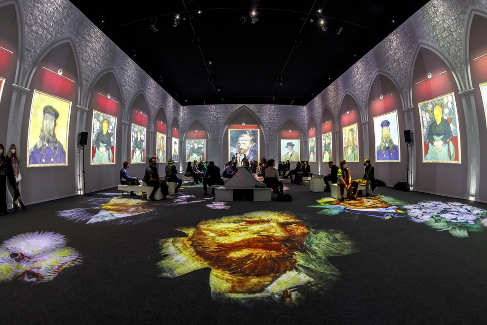 Man ist wirklich mittendrin: Hunderte Gemälde Vincent van Goghs umkreisen die staunenden Besucher.