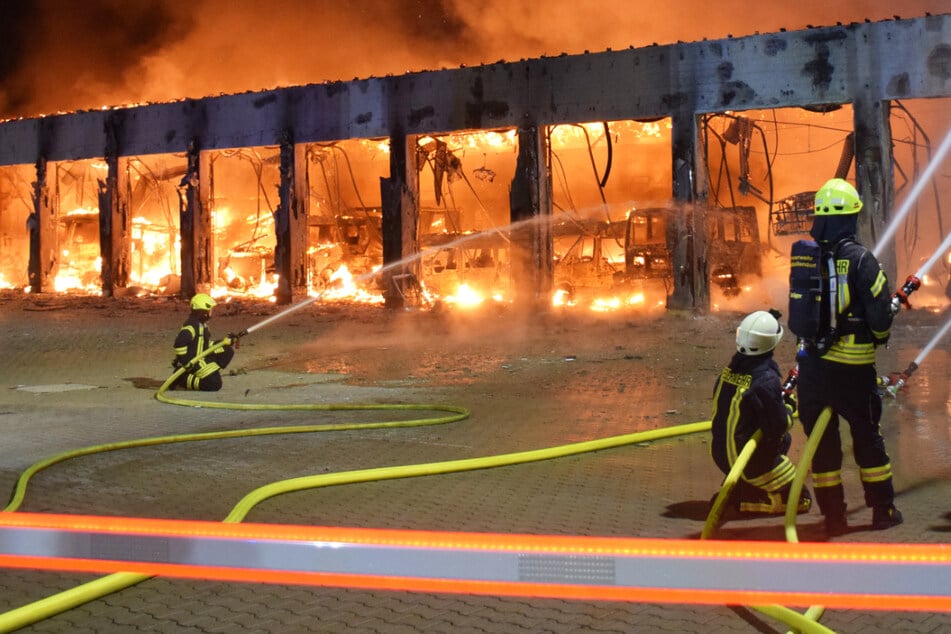 Der Brand erfasste die gesamte Fahrzeughalle, es entstand Sachschaden in Millionenhöhe.