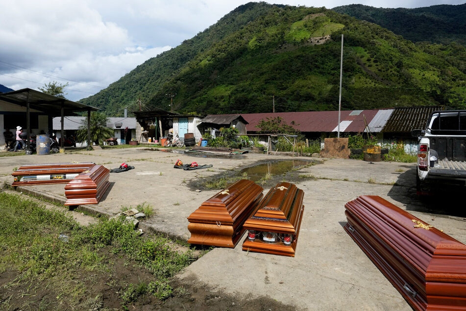 Särge werden für die Opfer eines Erdrutsches vorbereitet, der durch starke Regenfälle ausgelöst wurde.