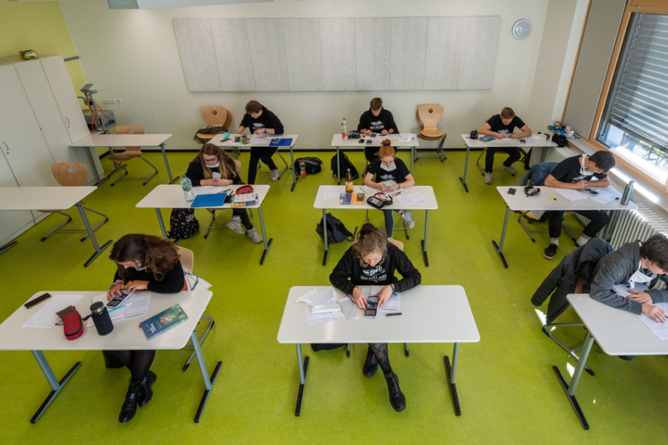 Schüler sitzen mit einem Abstand in einem Raum.
