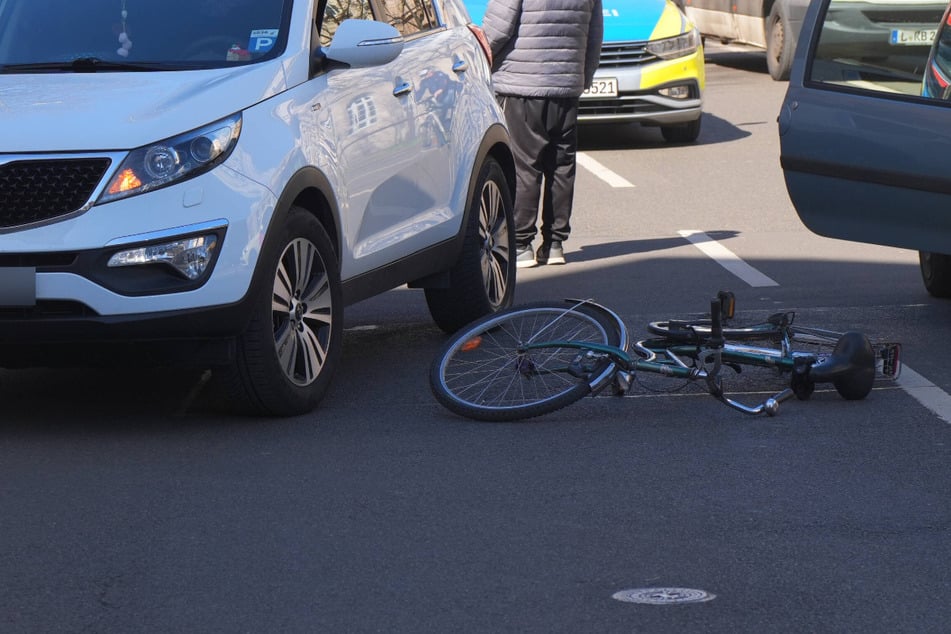 Ersten Erkenntnissen zufolge soll der KIA-Fahrer die Radlerin beim Spurwechsel übersehen haben.