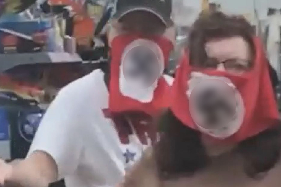 Die beiden US-Amerikaner gingen mit der geschmacklosen Mund- und Nasenbedeckung einkaufen.