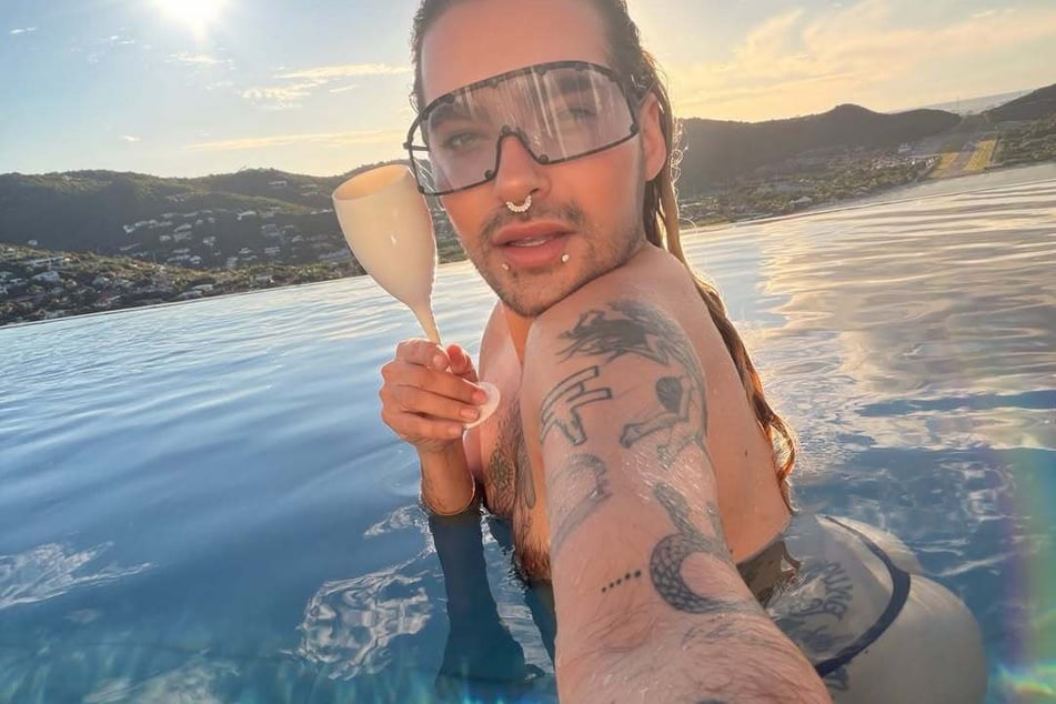 Bill Kaulitz (36) grüßt seine Fans und Follower mit einem freizügigen Foto.
