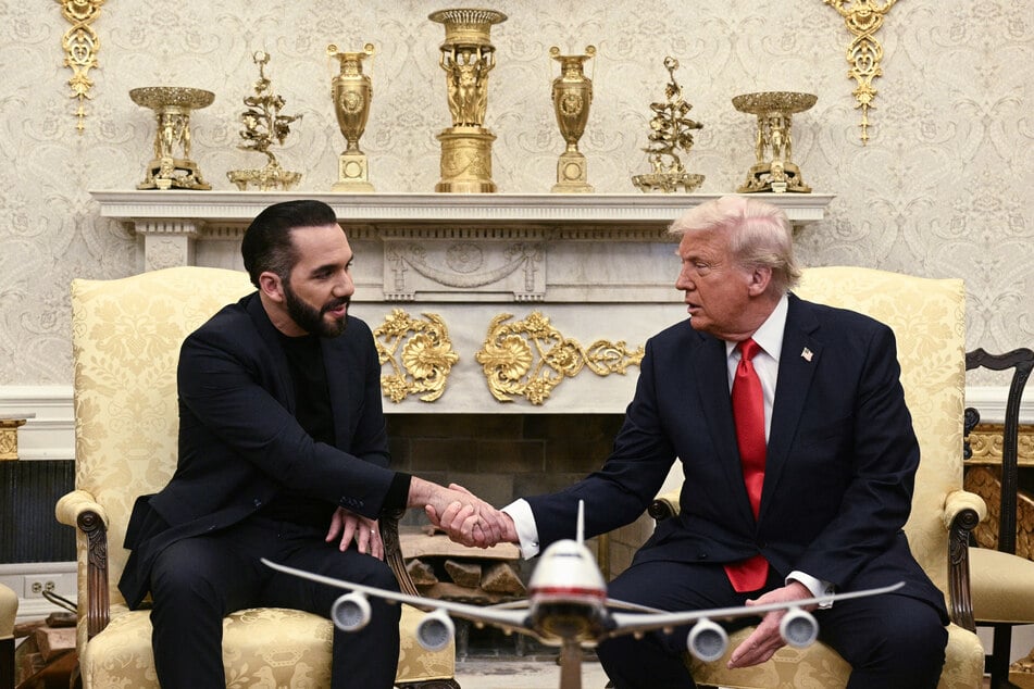 US President Donald Trump (r.) meets with El Salvador's President Nayib Bukele in the Oval Office of the White House on April 14, 2025.