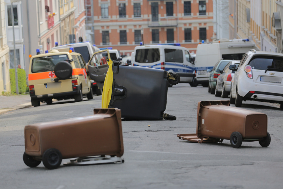 Gefährliches Hindernis: Ein Mann (34) stellte mehrere Mülltonnen in Döbeln (Landkreis Mittelsachsen) auf die Straße. (Symbolbild)