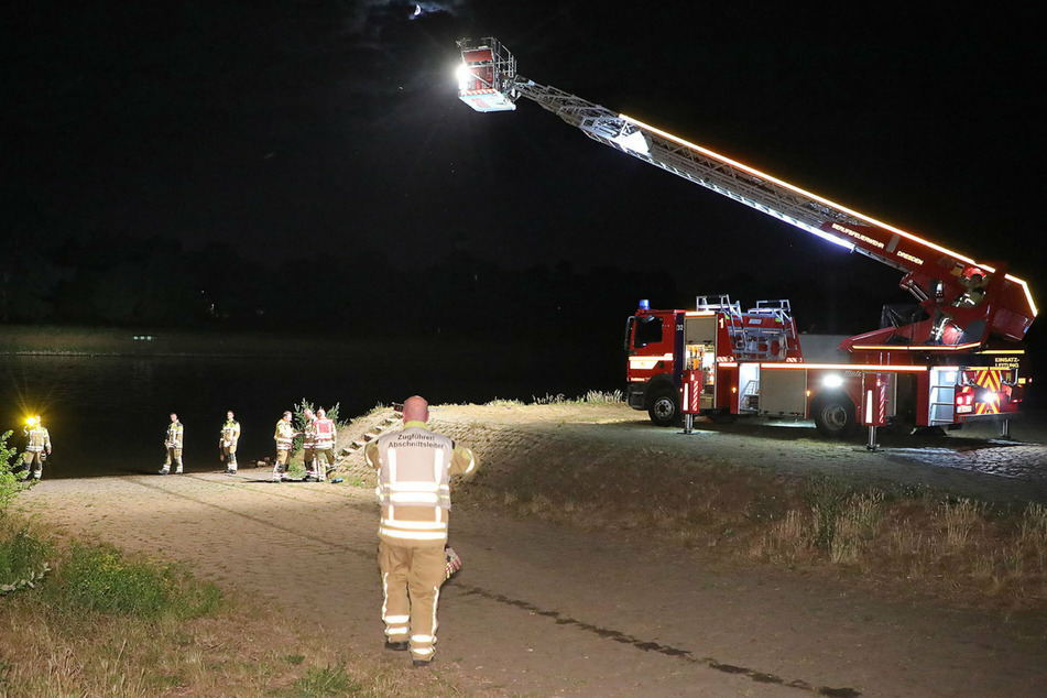 Dresden: Suchaktion bei Nacht: Person treibt hilflos in der Elbe?
