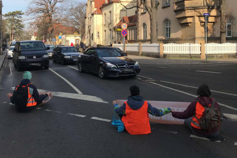 Auf der Naumannstraße in Dresden störten am 16. Februar drei Aktivisten den Verkehr - darunter ein 19-Jähriger, der von einem Polizisten auf den Gehweg gezogen und festgehalten wurde.