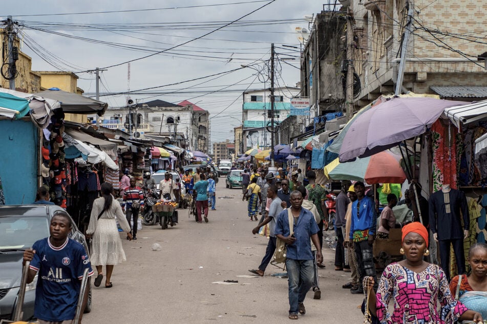 Im Stadtviertel Poto Poto liegt einer der größten Märkte im Land. Es ist bunt, laut und vielfältig und belebt. Überall Waren u. a. aus Kamerun, Tschad, Gabun, Asien und Importe aus Europa.