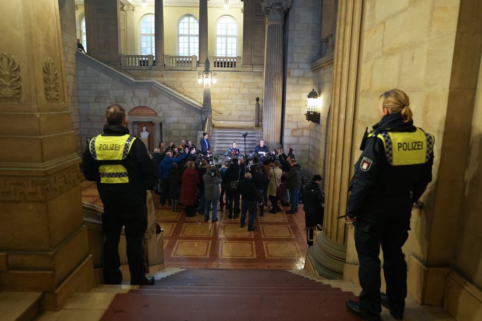 Zum Auftakt des Prozesses gab es am Freitagvormittag eine Pressekonferenz im Gebäude des Hanseatisches Oberlandesgerichts, direkt neben dem Strafjustizgebäude, wo um 12 Uhr der Prozess gegen den 21-jährigen Angeklagten startete.