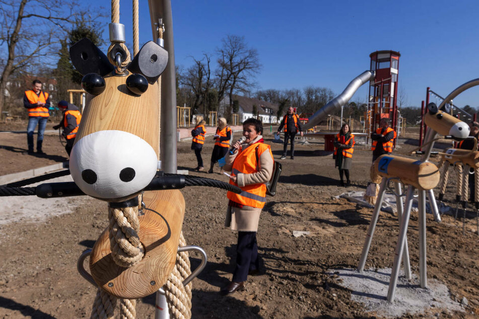 Wie es sich für ein früheres Rennbahngelände gehört, stehen auf dem Kinderspielplatz jede Menge Pferde aus Holz.
