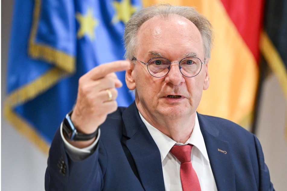 Am Dienstag sprach sich Sachsen-Anhalts Ministerpräsident Reiner (69, CDU) Haseloff in Magdeburg für eine einheitliche Bezahlkarte aus.