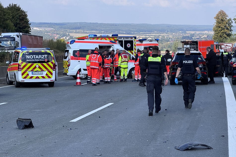 Chaos auf der A9 bei Triptis (Thüringen): Neun Autos waren am Donnerstag in einen Massencrash verwickelt. Die Autobahn war komplett dicht.