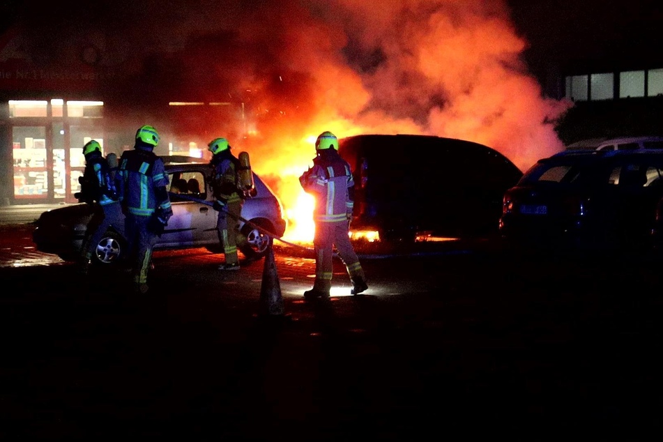 Einsatzkräfte der Feuerwehr in Berlin-Neukölln löschten einen Autobrand auf dem ATU-Parkplatz.