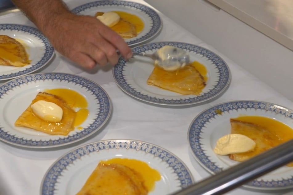 Die Crêpes Suzette sind für die Damen das Highlight des Abends.