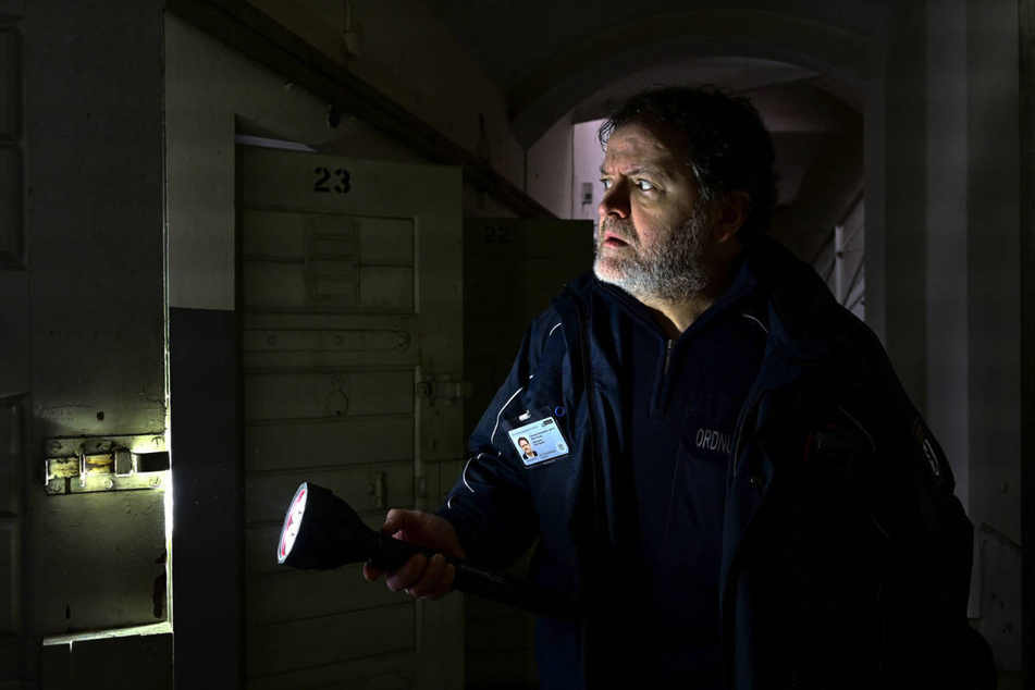 Peter Reiners entdeckt bei seinem Kontrollgang eine verschlossene Zelle im leer stehenden Köpenicker Gefängnis.