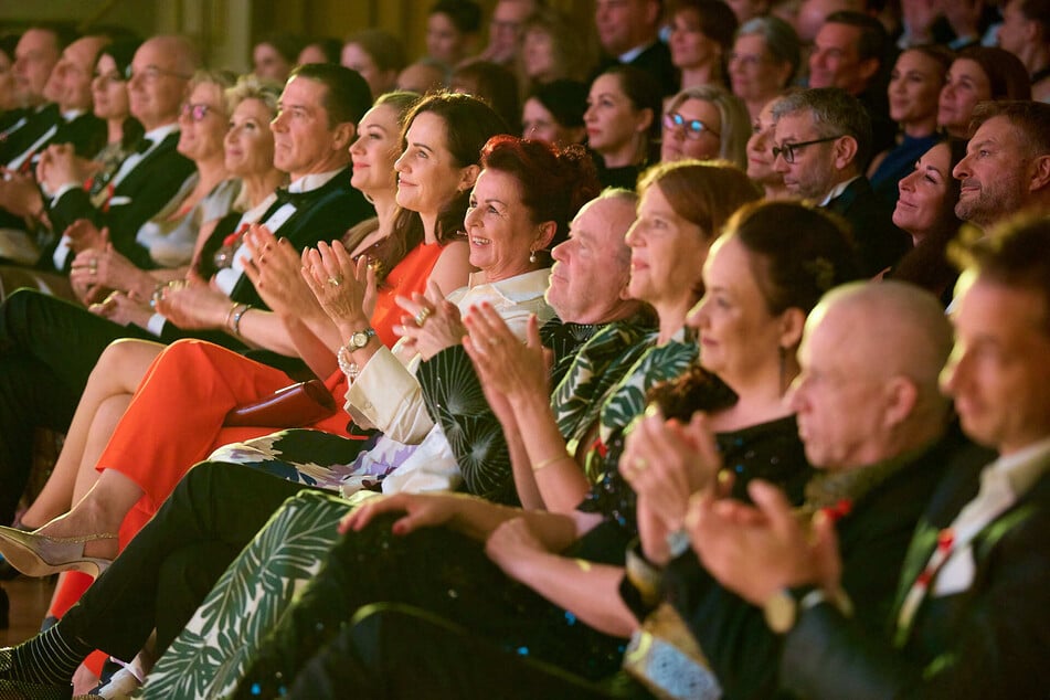Saßen in der ersten Reihe (v.l.): Moderatorin Ruth Moschner (49), Sachsens First Lady Annett Hofmann (50), Initiatorin Viola Klein (67) mit Ehemann Hermjo (78), Anne von Fallios (55, Deutsche Aidsstiftung).