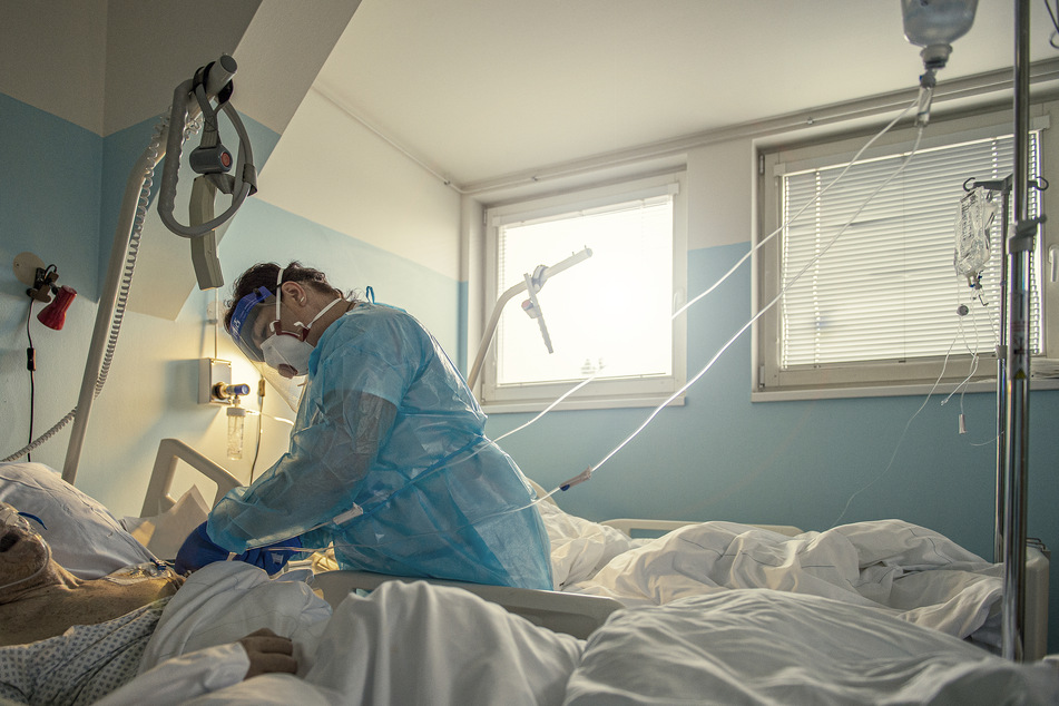 Eine Krankenschwester betreut Corona-Patienten in der Infektionsabteilung des Regionalkrankenhauses der tschechischen Stadt Liberec.