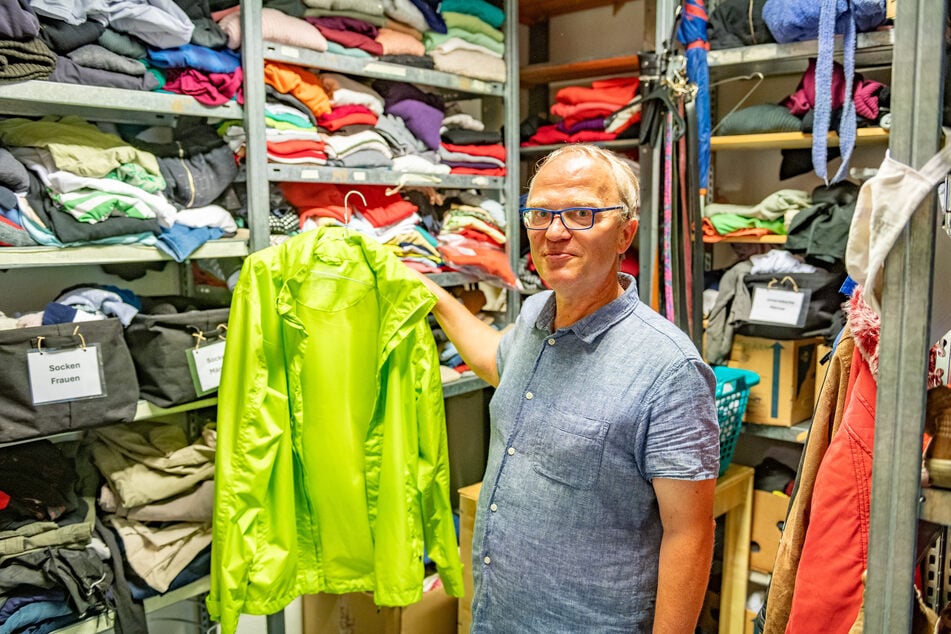 Sozialpädagoge Friedemann Dietzel (58) zeigt die Kleiderkammer im Tagestreff "Schorsch".