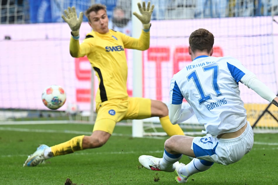 Herthas Sebastian Grönning (28, r.) verfehlt den Kasten knapp, stand aber ohnehin im Abseits.