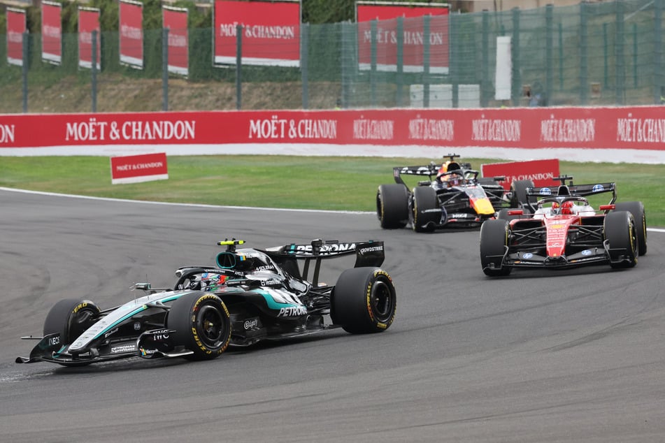 Charles Leclerc (28, r.) blieb im Ferrari an Antonelli (l.) dran, am Ende reichte es aber nur zum zweiten Platz.