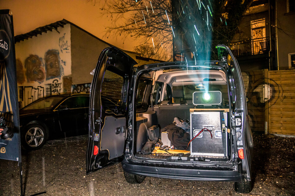 Ein Hochleistungs-Projektor im Kofferraum sorgt für Kinokunst on the road.