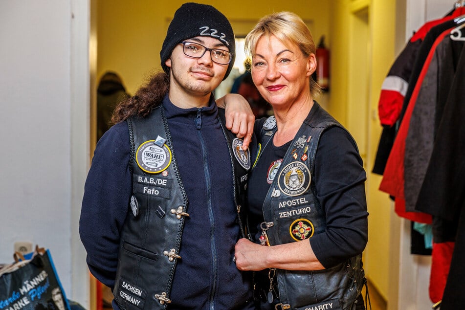 Fabio-Noah (17, l.) half mit Mama Claudia Mihaly-Anastasio (49) bei der Kleiderausgabe aus.
