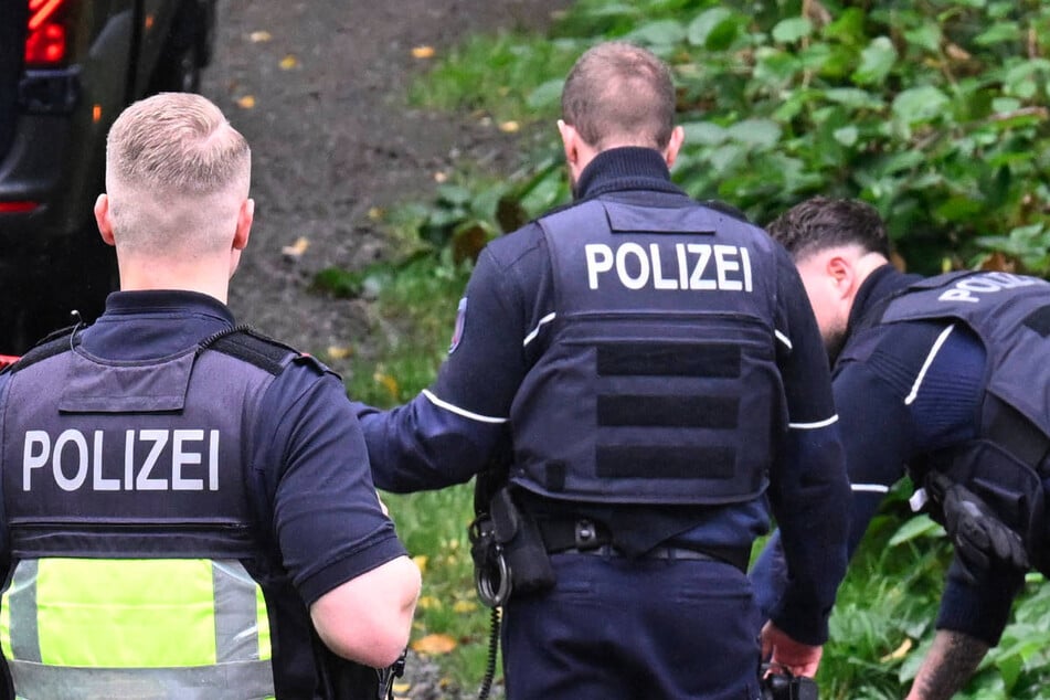 Die Beamten mussten dem Mann helfen, seine Hose hochzuziehen. (Symbolfoto)