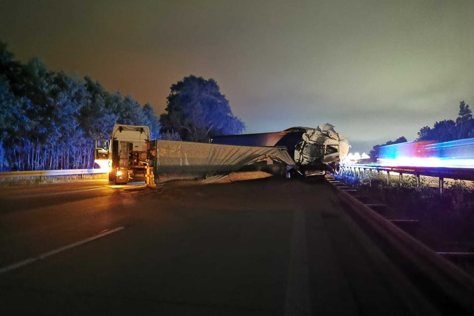 Der angefahrene Lkw drehte sich nach dem Aufprall auf der A2 und blieb quer über die Fahrbahnen stehen.