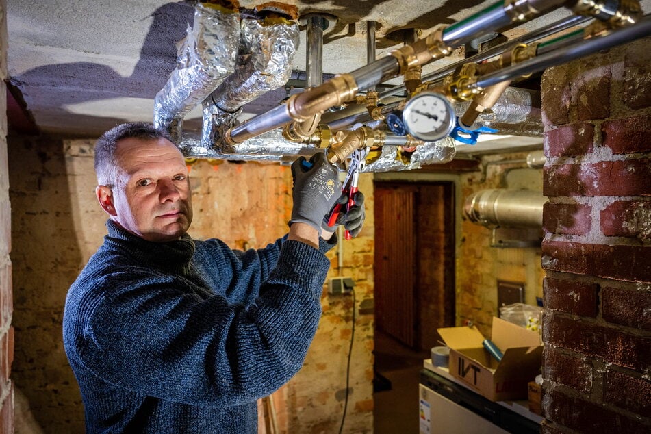 Thomas Langer (52) erneuert Heizungsrohre in einem Kaßberg-Wohnhaus.