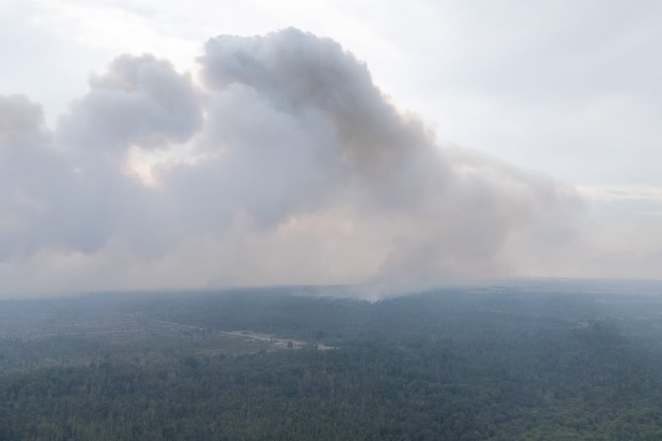Flammen und Rauch bereiten den Anwohnern große Angst.