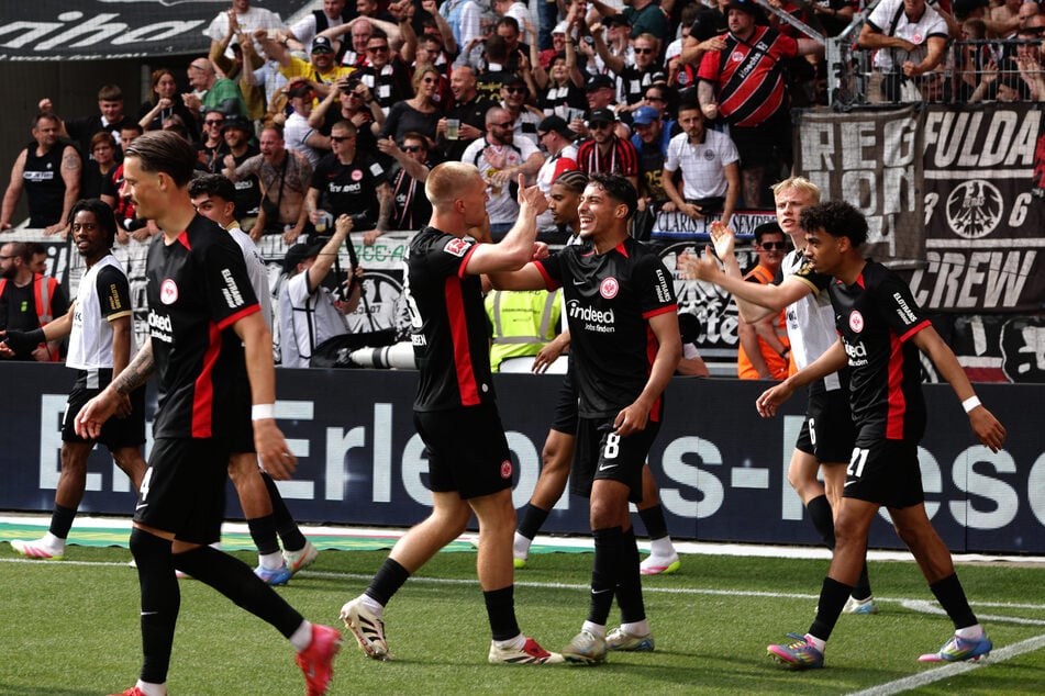 Freude bei Eintracht Frankfurt: Nach einem 0:1-Rückstand konnten die Hessen das entscheidende Spiel um die Teilnahme an der Champions League drehen.