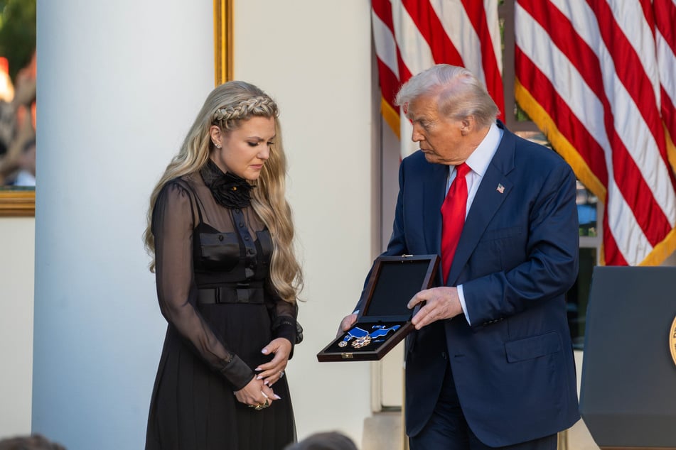 US-Präsident Donald Trump (79) zeichnete den verstorbenen Charlie Kirk (†31) mit der Friedensmedaille aus, die seine Frau Erika in seinem Namen annahm.