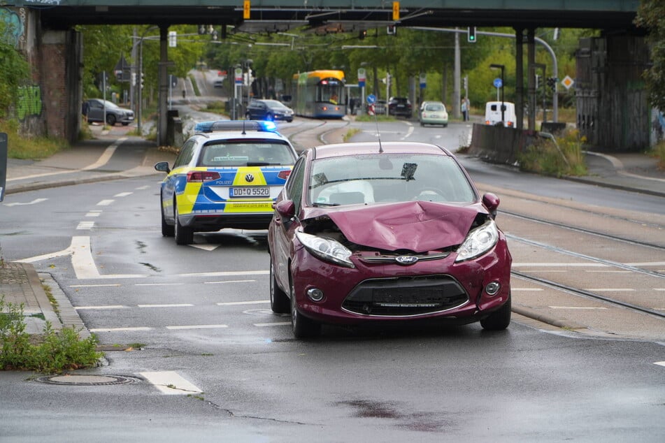 Auf der Delitzscher Landstraße ist es am Samstag zu einem Unfall zwischen zwei Autos gekommen.