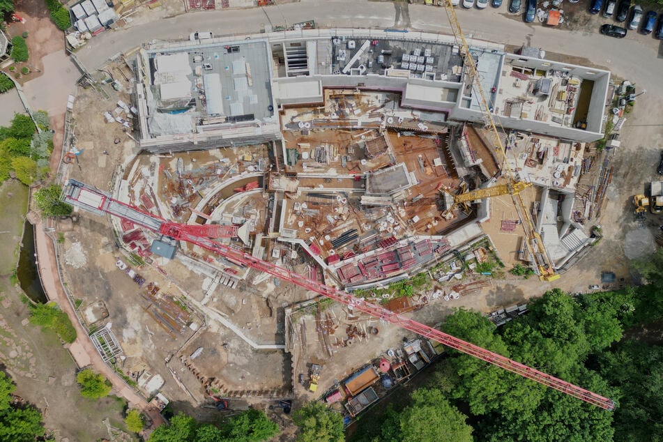 So sah die Baustelle für die Erlebniswelt Feuerland im Juni aus. Mittlerweile sind schon einige Teile des Tunnels eingesetzt. (Archivfoto)