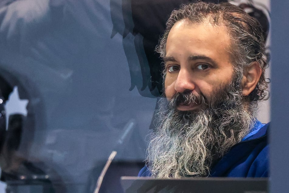 Taleb A. (51) sieht heute die Bilder vom Tatort, den er nach dem Anschlag hinterlassen hatte.