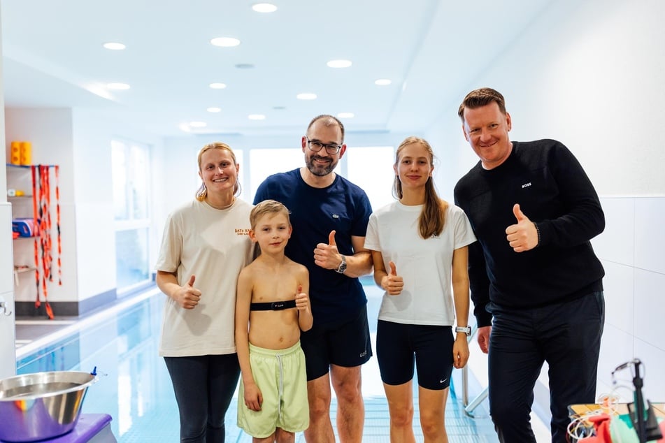 Viele Personen sind an der Studie beteiligt: Dr. med. Sophie Peter, Ärztin in Weiterbildung (v.l.), Carlo, Prof. Dr. med. Christian Paech, Geschäftsführender Leitender Oberarzt Universitätsklinik für Kinderkardiologie, Doktorandin Luisa Annemarie Rein und Stefan Meyer, Geschäftsführer Therapiezentrum Angerbrücke.