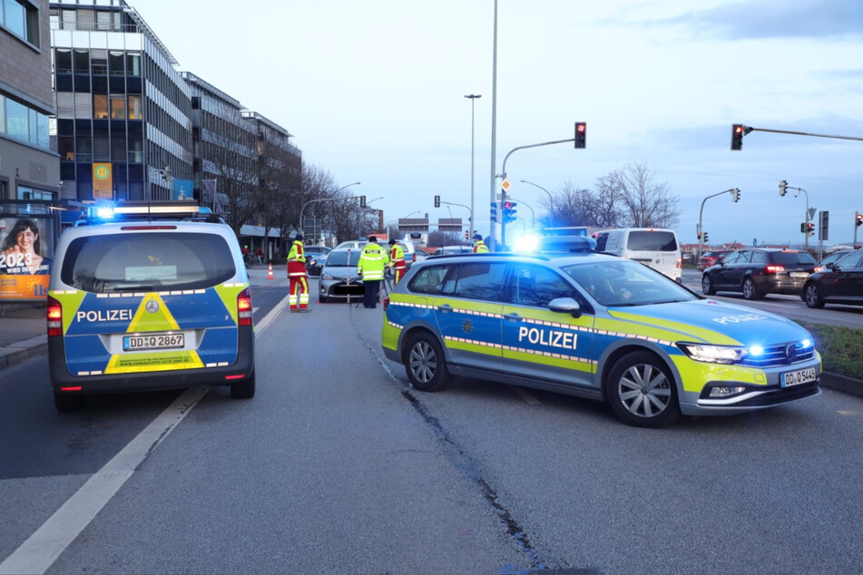 Die Polizei sichert eine Unfallstelle auf der Nürnberger Straße ab.