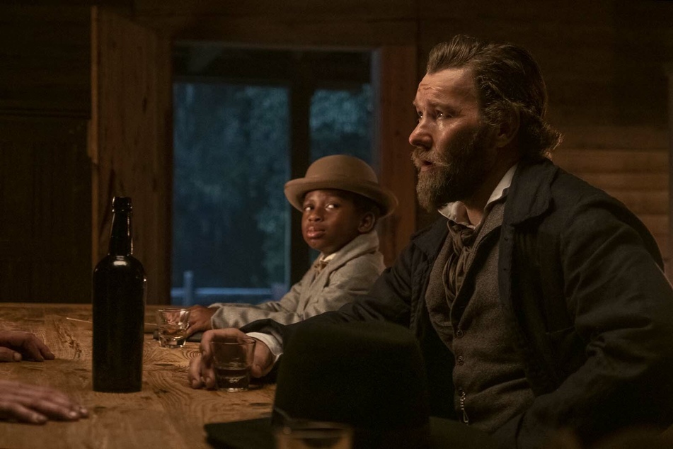 Sklavenjäger Ridgeway (r., Joel Edgerton) und sein elfjähriger afroamerikanischer Handlanger Homer (Chase W. Dillon) sind Cora auf den Fersen.