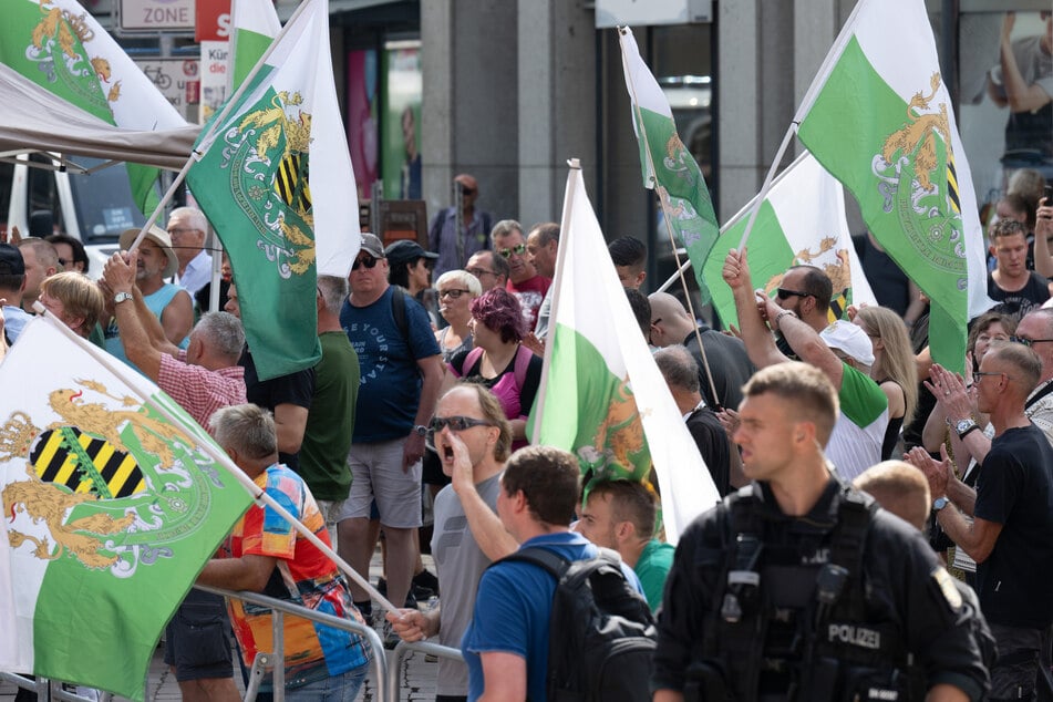 Anhänger der Freien Sachsen bei einer Demo. Die Rechtsextremisten wüteten bereits am Sonntag in den sozialen Netzwerken über den Polizeieinsatz.