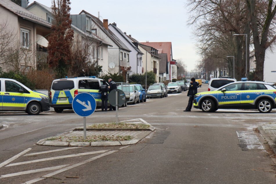 Die Polizei sicherte die Straßen rund um den Tatort ab.