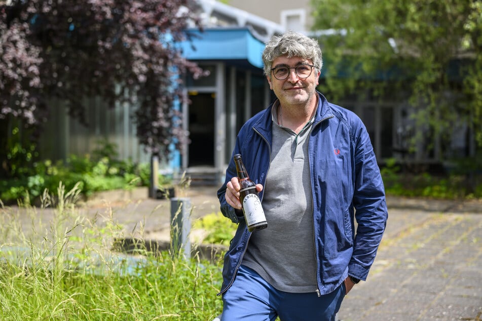 Matthias Döhler (49) mit einem "Albiero". Die Sonderedition ist auf 1600 Flaschen begrenzt.