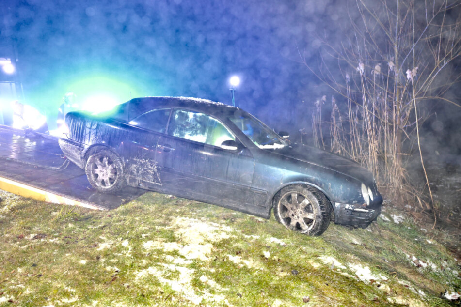 Der ADAC konnte den Mercedes wieder auf die Straße ziehen.