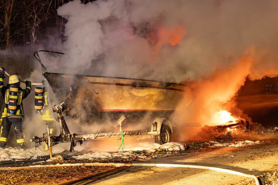 Feuer zerstört Wohnwägen und Sportboot auf Campingplatz: War es Brandstiftung?