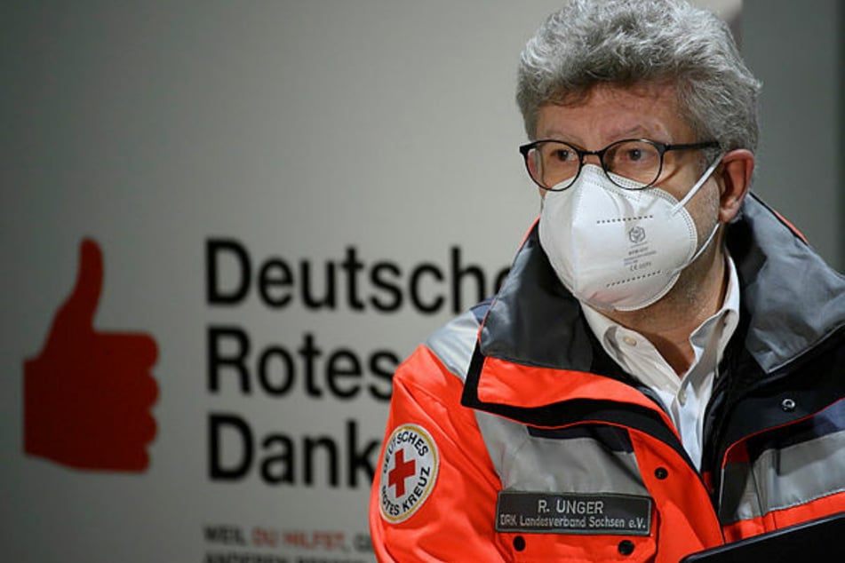 Sachsens DRK-Chef Rüdiger Unger (60) muss sich zum umständlichen Anmeldeportal seit Wochen Fragen gefallen lassen.