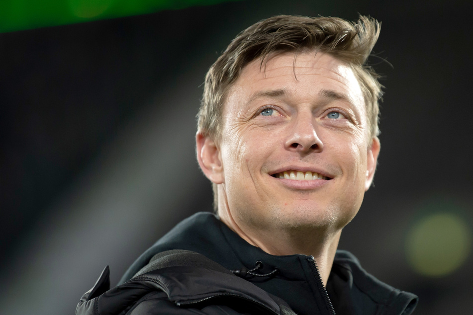 Schweden-Coach Jon Dahl Tomasson (48) sieht den jungen Eintracht-Kicker kritisch.