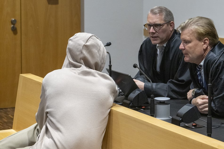 Der Angeklagte vermummte sich mit Kapuze.