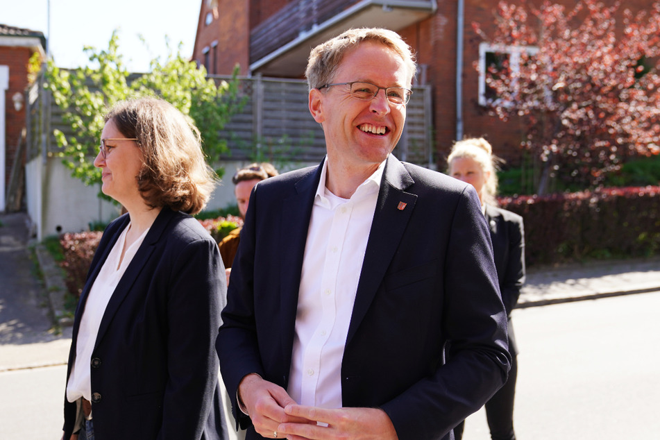 Schleswig-Holsteins Ministerpräsident Daniel Günther hat gut lachen: Die CDU hat die Landtagswahl nach ersten Prognosen klar gewonnen.