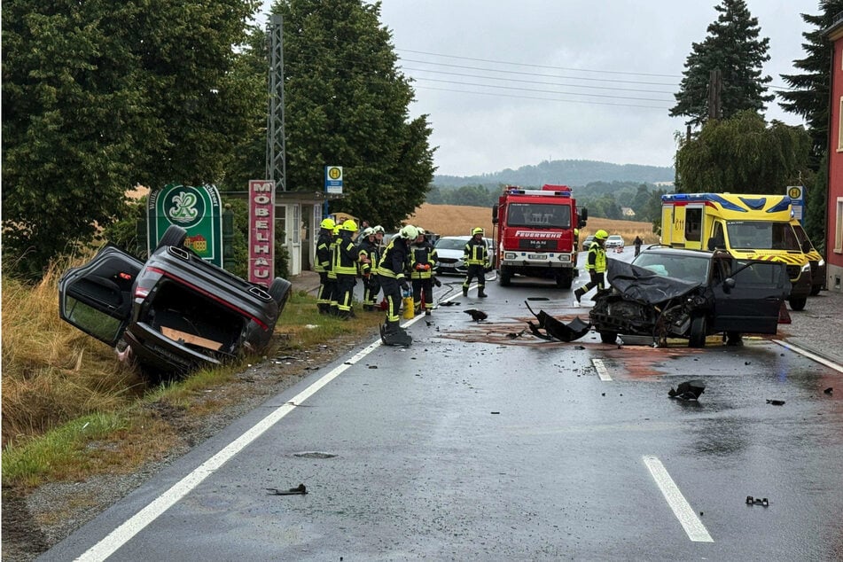 Die Hauptstraße in Rammenau glich am Samstagnachmittag einem Trümmerfeld.