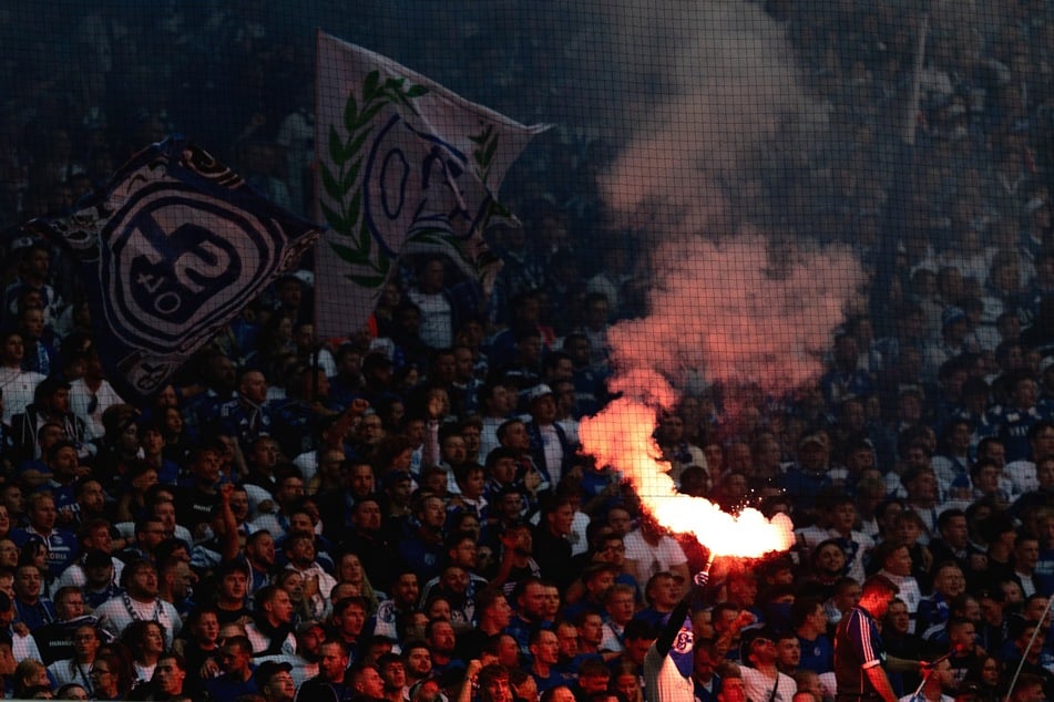 Fans von Schalke zünden vor Spielbeginn Pyrotechnik.