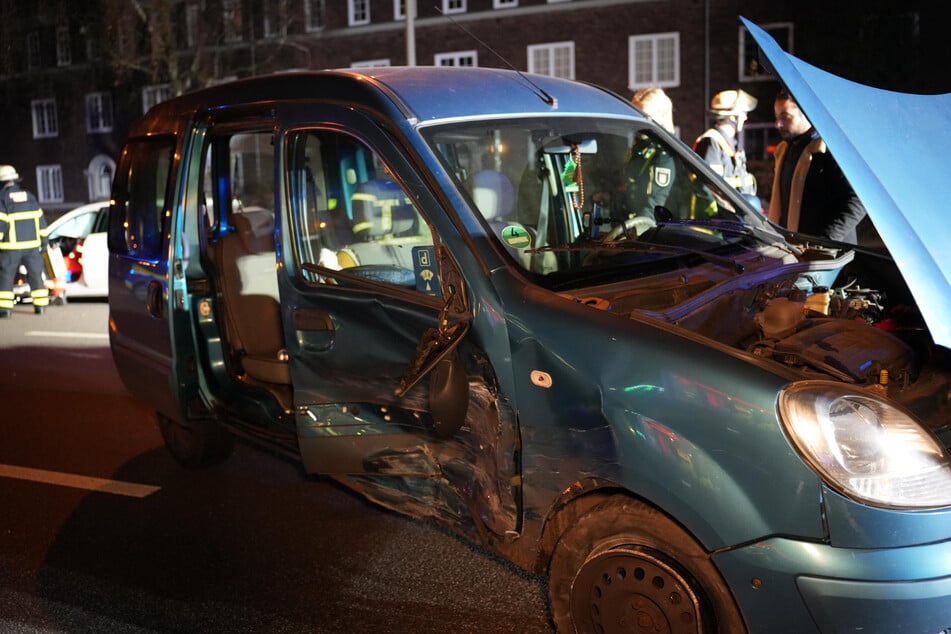 Am Sonntagabend sind in Hamburg wegen Unachtsamkeit zwei Fahrzeuge bei einem Unfall kollidiert.